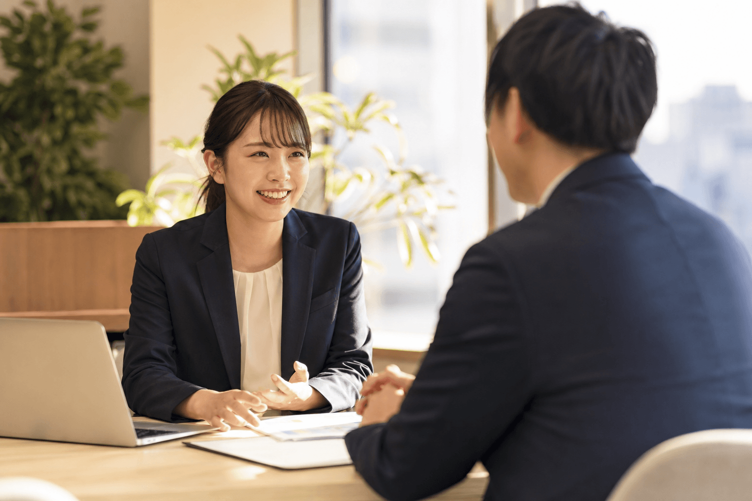 採用を相談する企業担当者とアドバイザー
